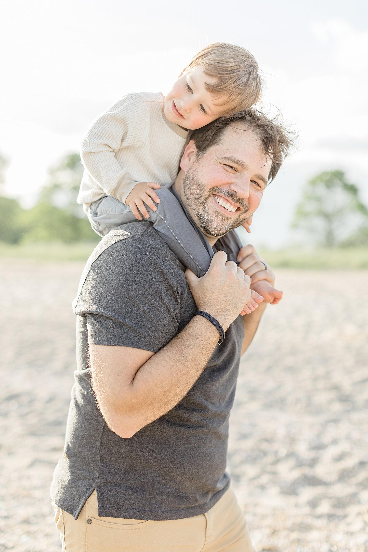 Toddler boy riding on Dad's shoulders | Kristin Wood Photography