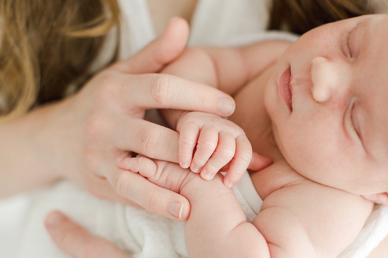 Baby holding moms finger | Kristin Wood Photography