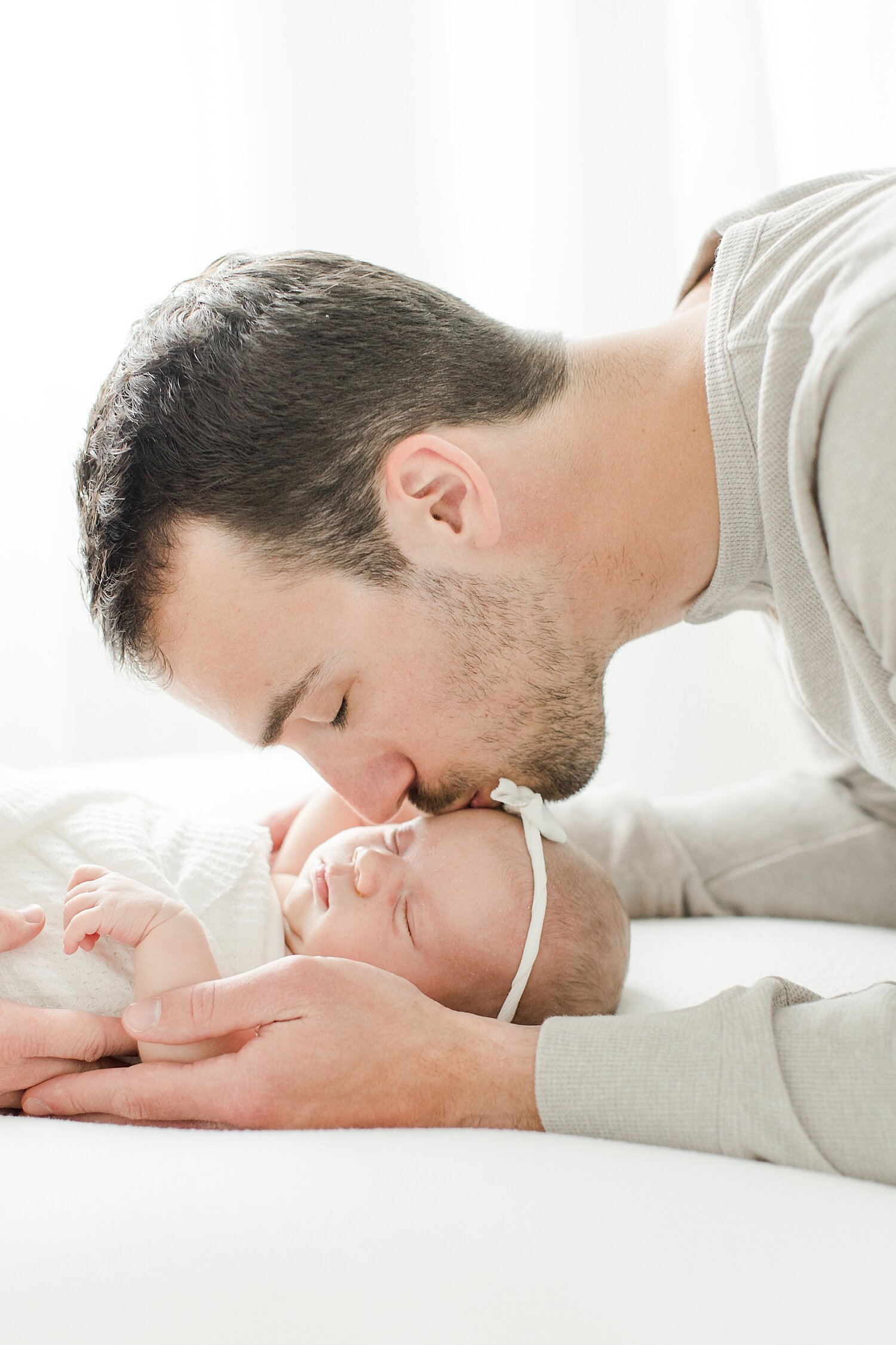 Dad giving baby girl a kiss | Kristin Wood Photography