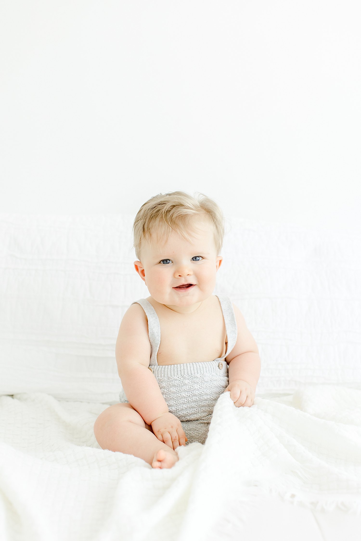 Six month old baby boy sitting up | Kristin Wood Photography