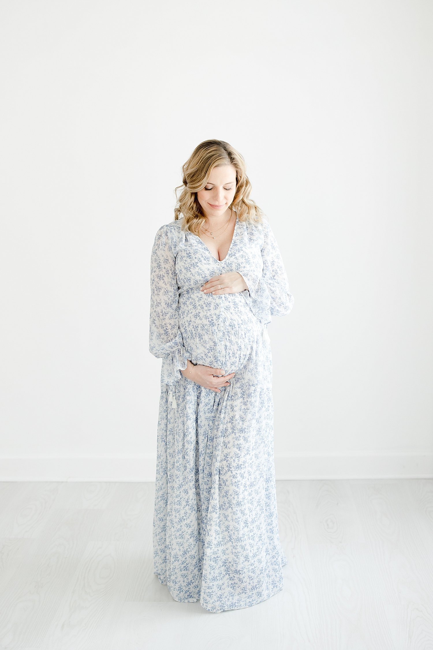 Mom-to-be in beautiful floral blue dress | Kristin Wood Photography