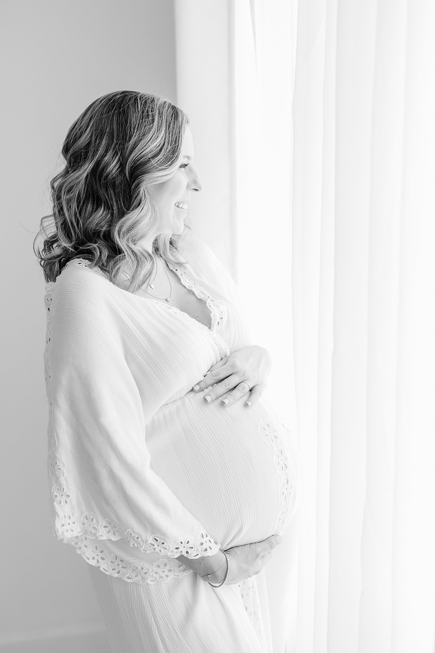 Black and white maternity photos of expecting Mom | Kristin Wood Photography