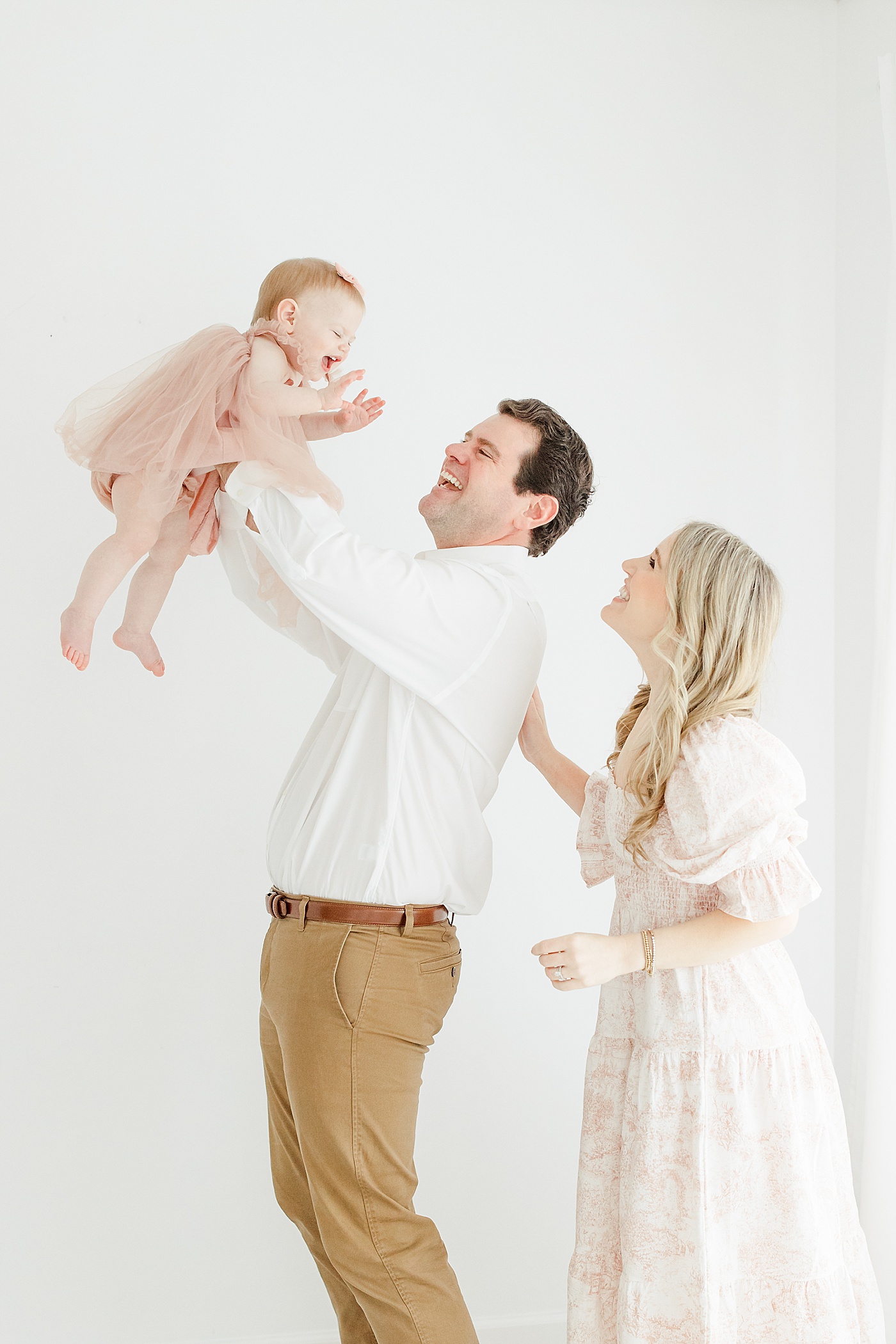 Family portrait during daughters first birthday photoshoot | Kristin Wood Photography