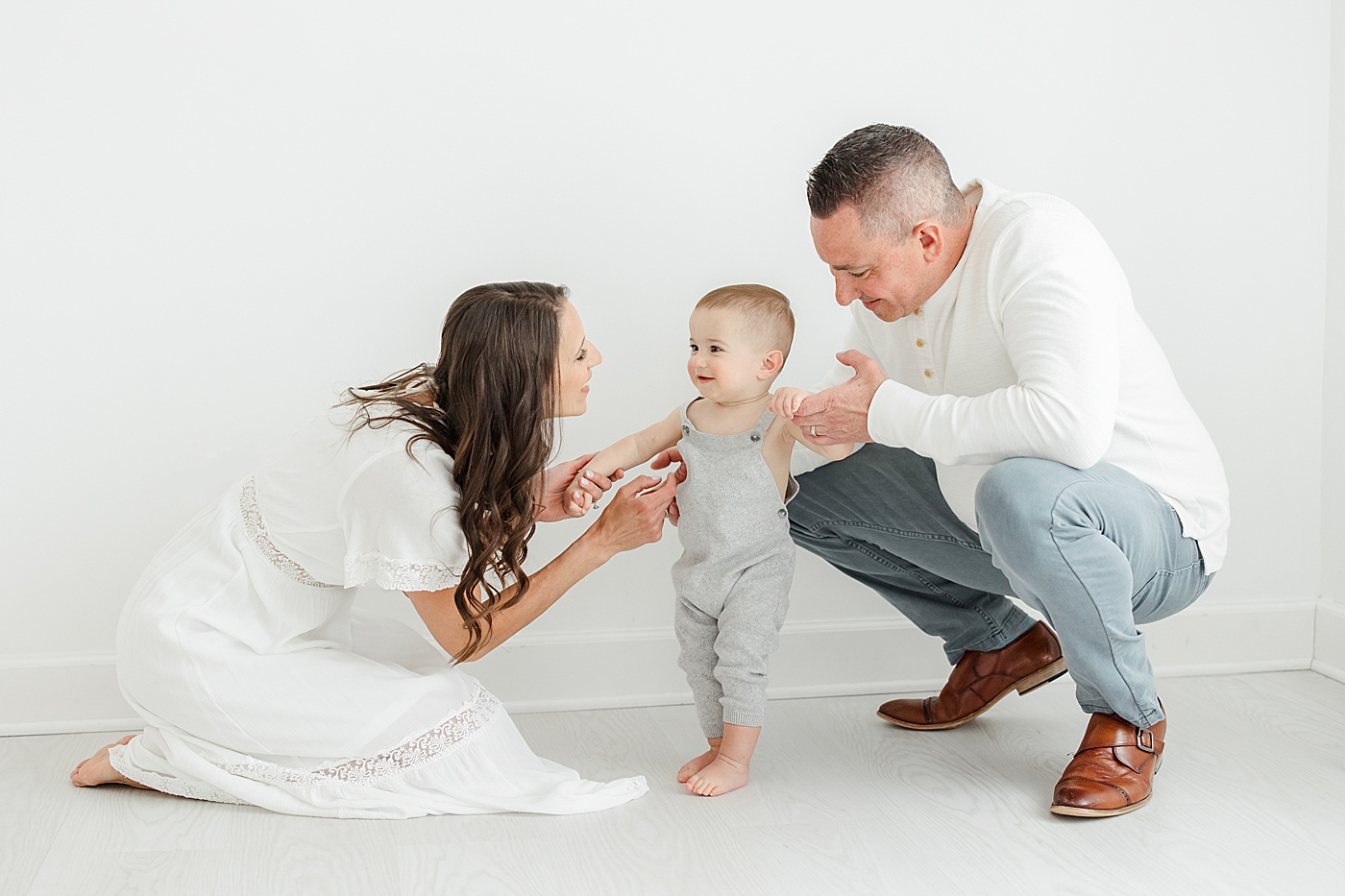 One year old walking back and forth between Mom and Dad | Kristin Wood Photography
